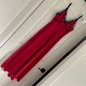 Sleep dress, with lace detail, slit on the side, size M